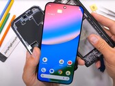 O especialista em desmontagem está bastante impressionado com os componentes internos do Google Pixel 10 Pro XL. (Fonte da imagem: JerryRigEverything)