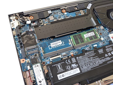 HP ZBook Firefly 15 G8 - SSD, WWAN embutido (superior esquerdo), slots de RAM (um livre)