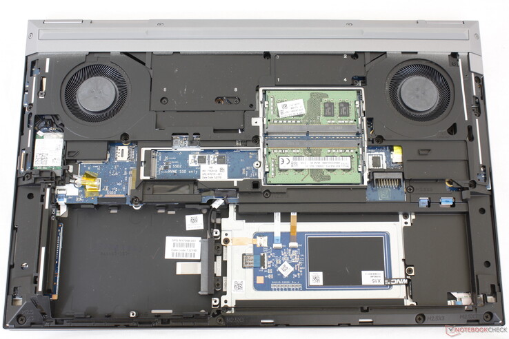 A bateria e as placas metálicas foram removidas para mostrar dois dos quatro slots SODIMM, dois slots M.2 e um bay SATA III de 2,5 polegadas