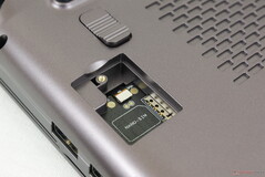 Os usuários podem inserir um cartão Nano-SIM através de uma escotilha facilmente removível na parte inferior