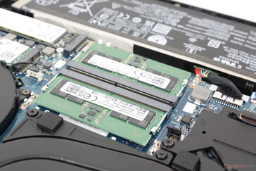 Slots acessíveis 2x SODIMM