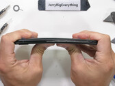 O Pixel 6a sobreviveu aos testes de durabilidade da JerryRigEverything, em parte graças a sua estrutura de alumínio. (Fonte da imagem: JerryRigEverything)