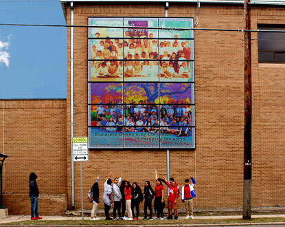 Mural de painéis solares celebrando a história da comunidade em colaboração com a JT Brackenridge Elementary School (artista: Adriana Garcia, foto: Antonia Padilla)