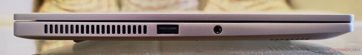 Esquerda: Saídas de exaustão, USB 2.0, conector de áudio Combo