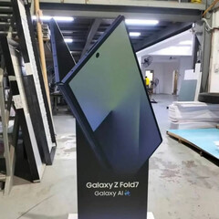 O Galaxy Z Fold7 parece mais fino do que todos os modelos anteriores do Galaxy Z Fold. (Fonte da imagem: Alchimist Leaks)