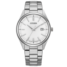 Relógio de pulso Citizen BM1350-54A Eco-Drive com mostrador branco-prateado, índices em forma de bastão aplicados, ponteiros Dauphine, janela de data às 3 horas e pulseira integrada em aço inoxidável.