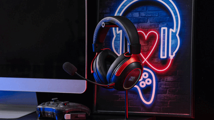 O fone de ouvido possui iluminação RGB personalizável e oferece até 70 horas de autonomia da bateria com a iluminação desativada.