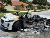 O Jaguar I-Pace originalmente branco mal era reconhecível após o incêndio (Imagem: Gonzalo Salazar)