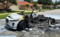 O Jaguar I-Pace originalmente branco mal era reconhecível após o incêndio (Imagem: Gonzalo Salazar)