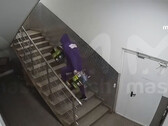 As câmeras de vigilância pegaram os funcionários do armazém roubando um monte de GPUs Nvidia RTX 3070 Ti caras (Imagem: Mash)