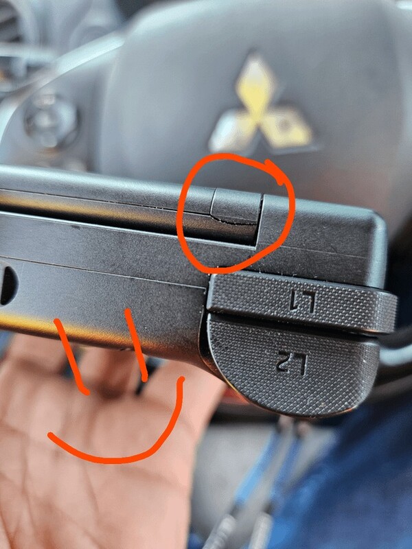 Um Retroid Pocket Flip 2 com a dobradiça rachada. (Fonte da imagem: Reddit/sch_linear)