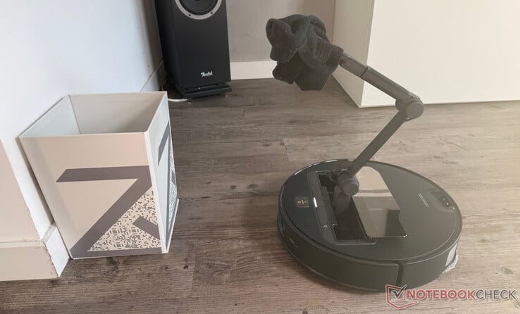 O braço robótico OmniGrip em ação limpando uma meia