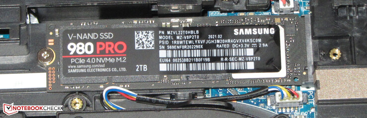 Um SSD NVMe serve como a unidade do sistema.