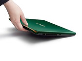 O laptop Vaio SX14-R atualizado em Deep Emerald oferece um poder de processamento de IA mais rápido em um corpo de fibra de carbono abaixo de 1 kg.