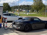 O próximo Boxster EV da Porsche tem uma localização peculiar da porta de carregamento que pode ser bastante conveniente. (Fonte da imagem: @Strombock no Twitter - editado)