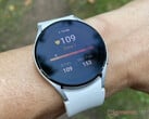 A série Galaxy Watch4 agora está qualificada para sua primeira grande atualização do sistema operacional e sua segunda mudança significativa na versão do One UI Watch. (Fonte da imagem: Notebookcheck)