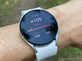 A série Galaxy Watch4 agora está qualificada para sua primeira grande atualização do sistema operacional e sua segunda mudança significativa na versão do One UI Watch. (Fonte da imagem: Notebookcheck)