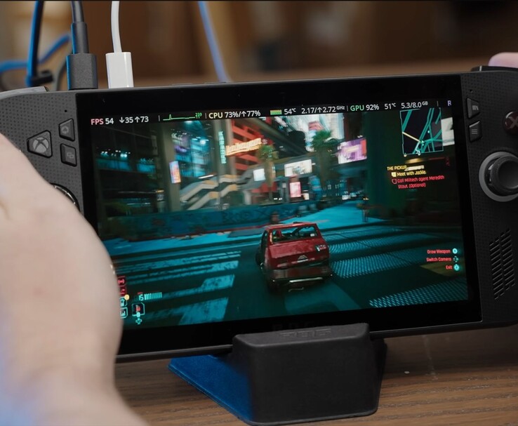 ASUS ROG Ally X executando o Cyberpunk 2077, mostrando na tela as métricas de desempenho do jogo, como FPS, CPU e uso da GPU. (Fonte da imagem: Dawid Does Tech Stuff)