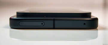 Parte superior: bandeja Nano SIM, microfone