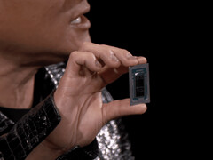 Jensen Huang segurando o Nvidia GB10 no alto durante a CES 2025. (Fonte da imagem: Hardware Luxx)