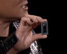 Jensen Huang segurando o Nvidia GB10 no alto durante a CES 2025. (Fonte da imagem: Hardware Luxx)