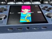 O RGB30 combina uma tela de 4 polegadas com um chipset Rockchip RK3566. (Fonte da imagem: Powkiddy)