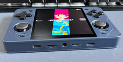 O RGB30 combina uma tela de 4 polegadas com um chipset Rockchip RK3566. (Fonte da imagem: Powkiddy)