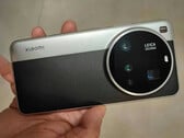 O Xiaomi 15 Ultra tem um compartimento de câmera ainda maior do que seu antecessor. (Fonte da imagem: Weibo)