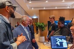 Tim Cook com o Rei Charles III na sede da Apple em Battersea Power Station