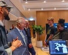Tim Cook com o Rei Charles III na sede da Apple em Battersea Power Station