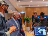 Tim Cook com o Rei Charles III na sede da Apple em Battersea Power Station