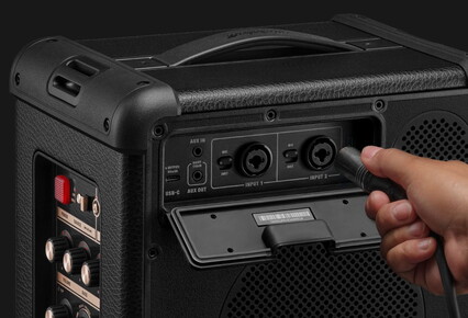 2 entradas combinadas de microfone ou instrumento