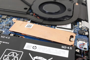 Espalhador de calor de cobre para apenas um dos dois slots M.2 PCIe4 SSD