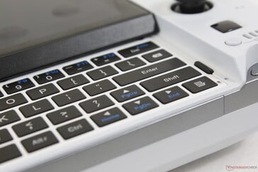 As teclas do teclado estão quase niveladas contra o deck e, portanto, pode ser difícil digitar rapidamente. O microfone integrado pode ser visto no canto inferior direito
