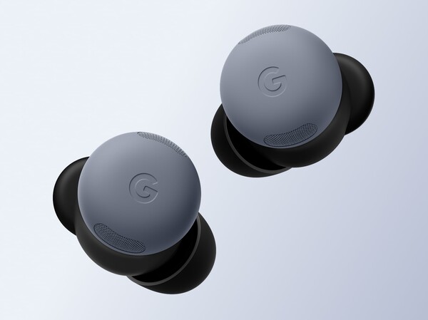 O Pixel Buds Pro 2 em Moonstone com uma malha de bloqueio de vento combinando. (Fonte da imagem: Google)