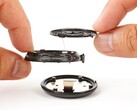 O Google Pixel Watch 4 facilita muito a substituição da bateria. (Fonte da imagem: iFixit)