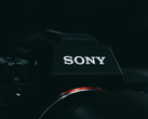 Um close do logotipo da Sony em uma câmera.