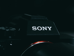 Um close do logotipo da Sony em uma câmera.