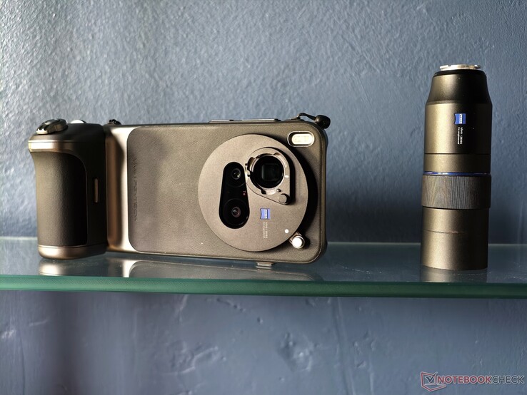 O senhor precisa girar o Vivo X300 Pro em 180° para usar a alça como disparador da câmera em vez do botão de atalho