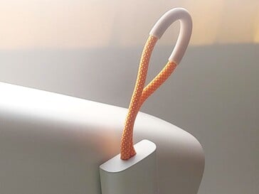 O Yaber T1 Pro tem uma alça revestida de silicone para facilitar o transporte. (Fonte da imagem: Notebookcheck)