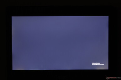 Sangramento moderado e irregular da luz de fundo nas bordas e nos cantos