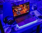Um laptop para jogos configurado sob iluminação azul em uma estação de demonstração, executando um jogo (Fonte da imagem: Pexels / Bertellifotografia)