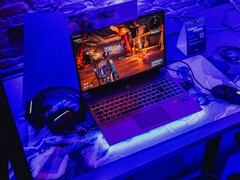 Um laptop para jogos configurado sob iluminação azul em uma estação de demonstração, executando um jogo (Fonte da imagem: Pexels / Bertellifotografia)