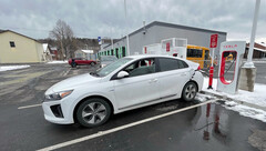 Hyundai Ioniq 5 em um Supercharger (imagem: fiehlsport/YT)