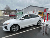 Hyundai Ioniq 5 em um Supercharger (imagem: fiehlsport/YT)