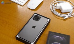 Um iPhone 12 Pro Max com uma porta USB tipo C está buscando consideravelmente mais do que Apple carregado para o modelo original. (Fonte da imagem: DEEP s.r.o)