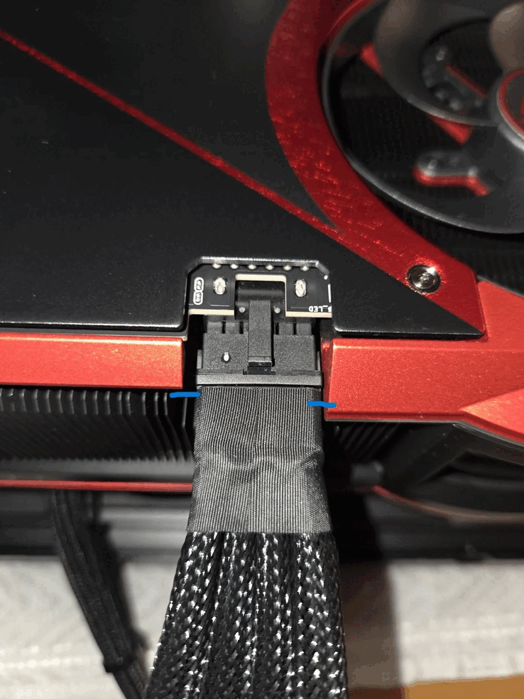 Uma olhada mais de perto na falha de design que impede que o conector 12VHPWR tenha um encaixe perfeito na edição limitada da GPU RTX 5090 da ASUS (fonte da imagem: r/ASUS)