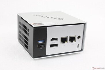 Traseira: USB-A 3.2 (10 Gbps), USB 2.0, HDMI 2.0, DisplayPort 1.4, 2x RJ-45 (2,5 Gbps), adaptador CA, slot de trava de segurança