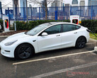 Tesla Model 3 em uma estação de Supercharger. (Fonte da imagem: Notebookcheck)