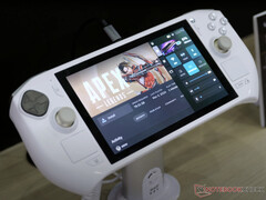 A Zotac mostrou mais uma vez o seu dispositivo portátil para jogos Zone de segunda geração em um acabamento branco e dourado. (Fonte da imagem: Notebookcheck)